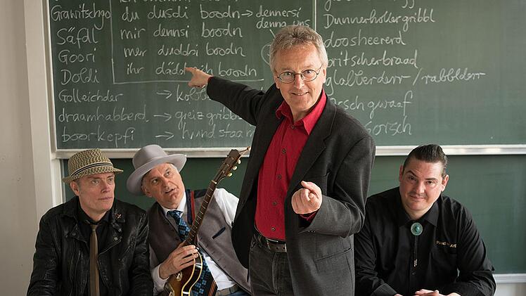 Mit dem  "Gräschkurs Fränkisch"  belegen     Helmut Haberkamm (stehend) und seine "Schüler",  dass   Fränkisch lernbar ist .   Foto: p
