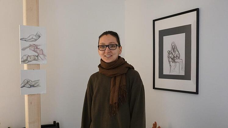 Johanna Helle hat auf dem Bischofsheimer Marktplatz eine Kunstgalerie eröffnet.  Foto: Marion Eckert