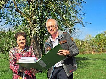 Zum Abschluss eines Projektes zur Obstsortenvielfalt &uuml;bergab Gerhard Bergner von der H&ouml;heren Naturschutzbeh&ouml;rde an der Regierung von Oberfranken die entsprechende Kartierung an MdL Gudrun Brendel-Fischer, Bezirksvorsitzende des Verbands f&uuml;r Gartenbau und Landespflege.  Foto: Stephan Herbert Fuchs