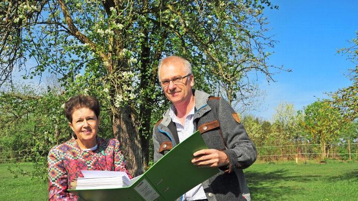 Zum Abschluss eines Projektes zur Obstsortenvielfalt &uuml;bergab Gerhard Bergner von der H&ouml;heren Naturschutzbeh&ouml;rde an der Regierung von Oberfranken die entsprechende Kartierung an MdL Gudrun Brendel-Fischer, Bezirksvorsitzende des Verbands f&uuml;r Gartenbau und Landespflege.  Foto: Stephan Herbert Fuchs