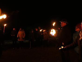 Stille lag in der Dunkelheit, die Menschen hielten inne, Emotionen waren gegenwärtig, die Augen füllten sich mit Tränen, und die Fackeln und das Lagerfeuer wärmten.  Fotos: Manja von Nida