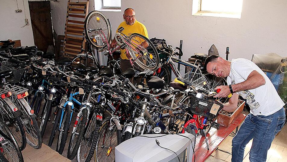 Es gibt noch genug zu tun. Siegfried Dürr und Wolfgang Schleicher (von links) bei der Arbeit an den Drahteseln. Foto: Helmut Will