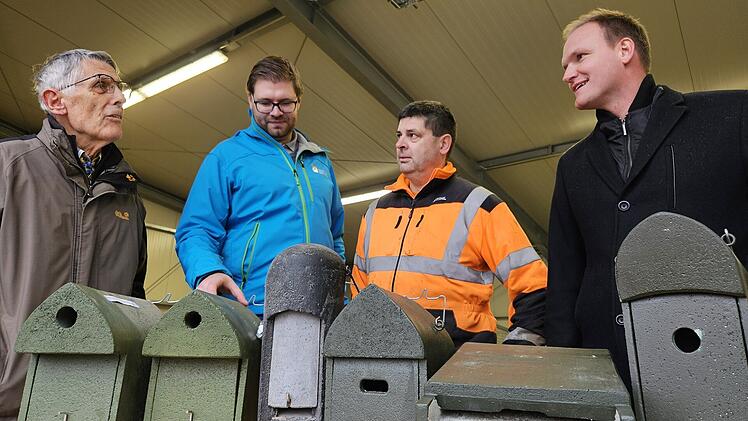 Landkreis Bad Kissingen übergibt Nistkästen für gefährdete Vogelarten
