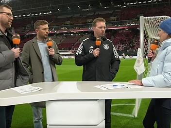 Katrin M&uuml;ller-Hohenstein (rechts) mit den Experten Per Mertesacker und Christoph Kramer sowie Bundestainer Julian Nagelsmann vor dem WM-Qualifikationsspiel Deutschland - Slowakei.