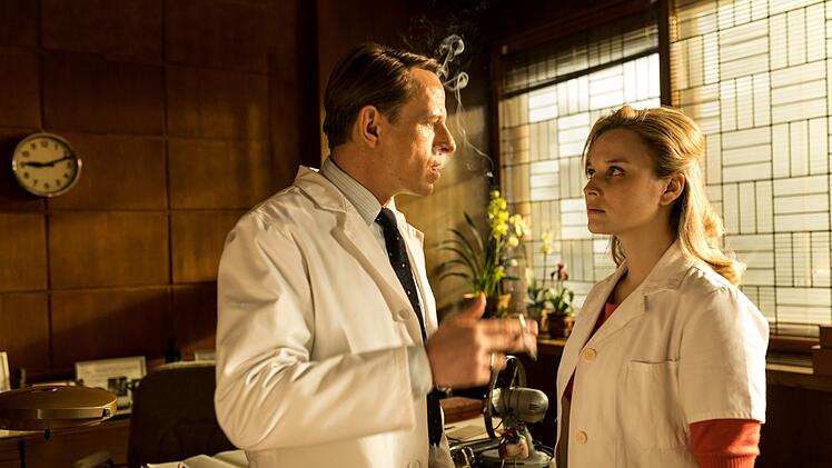 Lisa Scheel (Sonja Gerhardt) reist nach S&uuml;dafrika, um dort Teil des Teams von Christiaan Barnard (Alexander Scheer) zu werden.