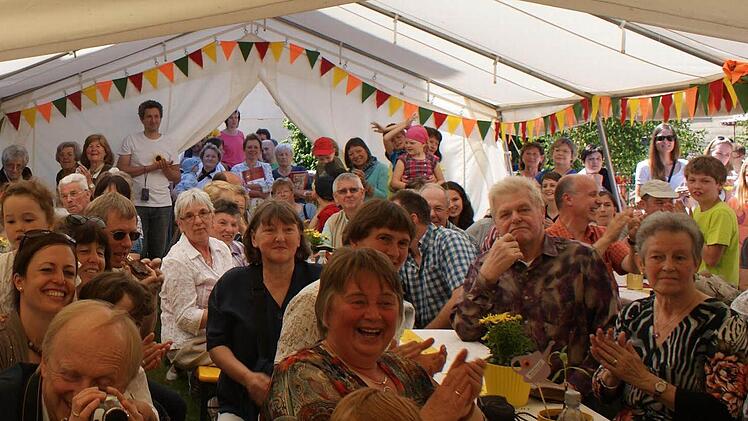 Die Besucher des Jubiläumsfestes hatten ihren Spaß bei der Modenschau der Kinder. Foto: Stefanie Karl