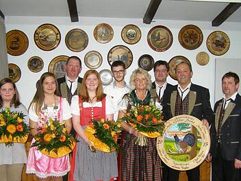 Das neue Oberleichtersbacher Schützen-Königshaus stellte beim Königsball vor (von links): Christin Müller, Laura Vogler, Bruno Bös, Jenny Bös, Dominik Müller, Christina Dunkel, Marco Vogler, Harald Dunkel und Martin Müller. Foto: Wolfgang Saam