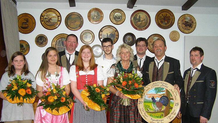 Das neue Oberleichtersbacher Schützen-Königshaus stellte beim Königsball vor (von links): Christin Müller, Laura Vogler, Bruno Bös, Jenny Bös, Dominik Müller, Christina Dunkel, Marco Vogler, Harald Dunkel und Martin Müller. Foto: Wolfgang Saam