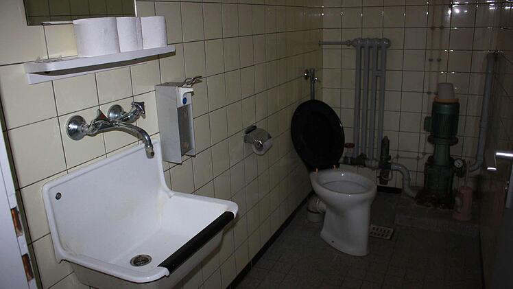 So sehen die 45 Jahre alten Toiletten im Untergeschoss des Feuerwehrgerätehauses aus. "Da will man eigentlich niemandem zumuten, drauf zu müssen" stellte Anton Gerstenkorn fest. Deshalb plant der Feuerwehrverein die Renovierung. Foto: Katharina Becht
