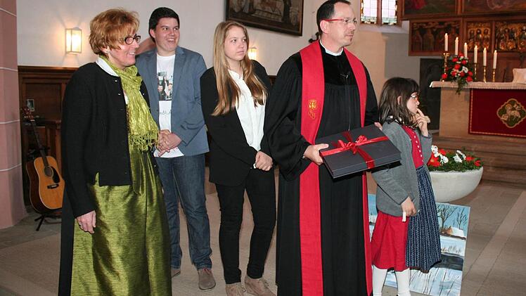 Die ganze Familie Bader, Ines, Lorenz, Mia, Torsten und Clara, habe sich mit großem Engagement im Gemeindeleben eingebracht, lobte Mühlhausens Bürgermeister Klaus Faatz. Foto: Evi Seeger