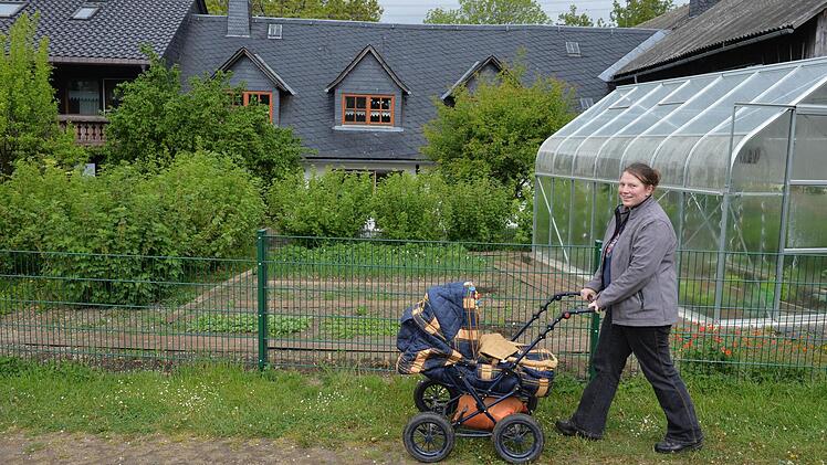 Kristina Förtsch schiebt das sieben Monate alte Töchterchen Mathilda im Kinderwagen. Im Hintergrund die Ferienwohnungen.  Foto: Ronald Rinklef