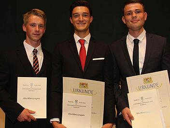 Ingo Ehrhard aus Kulmbach hat den Durchschnitt 1,91 erreicht, Philipp Metzner aus Wirsberg die Traumnote 1,05 und Jens Bauernfeind aus Kulmbach die Note 1,68. Damit waren die drei bei den Lebensmittelverarbeitungstechnikern die Besten. Foto: Sonja Adam