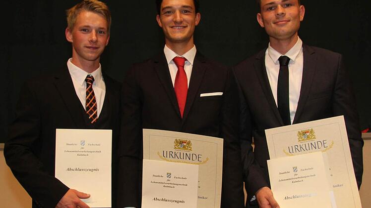 Ingo Ehrhard aus Kulmbach hat den Durchschnitt 1,91 erreicht, Philipp Metzner aus Wirsberg die Traumnote 1,05 und Jens Bauernfeind aus Kulmbach die Note 1,68. Damit waren die drei bei den Lebensmittelverarbeitungstechnikern die Besten. Foto: Sonja Adam