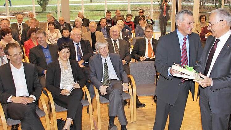 Landrat Oswald Marr dankte Vorsitzendem Rainer Kober (rechts) für dessen Engagement. Mit im Bild ein Teil der Ehrengäste sowie die Redner (vorne, von links): Michael Pötzl, Angela Hofmann und Thomas Engel.  Foto: Friedwald Schedel