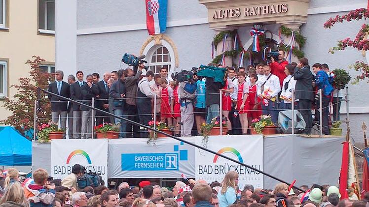 Die kroatischen Nationalspieler auf der Bühne vor dem Alten Rathaus: Der Medienandrang war riesig. Bald schon stellte sich allerdings heraus, dass weitgehend deutsche Fans angereist waren. Die Gäste aus dem osteuropäischen Land selbst reisten lieber direkt zu den Spielen nach Berlin, Nürnberg oder Stuttgart.