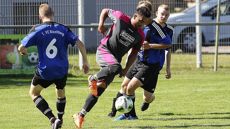 Die drei Bischberger (von links) Ralf Kohler, Roland Meinl-Götz und Patrick Leicht attackieren den Erlacher Markus Merckel (am Ball).