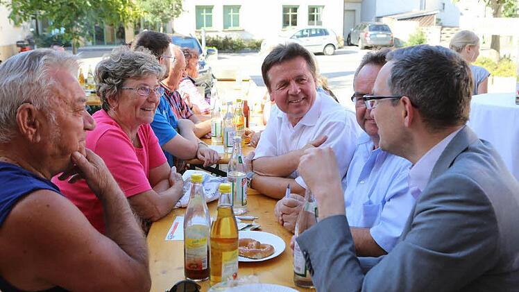 Redaktionsleiter Michael Memmel (rechts) im Gespräch mit den beiden stellvertretenden Bürgermeistern und Gästen der FT-Sommertour Foto: Barbara Herbst
