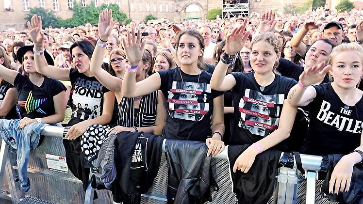 Die Mädels vom Fanclub hatten seit 5 Uhr in der Früh vor den Schlosstoren gewartet und angestanden.