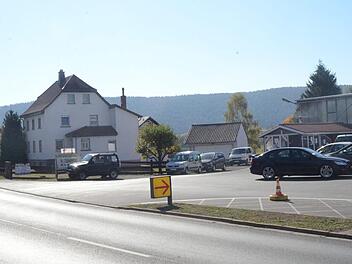 An dieser exponierten Stelle an einer Tankstellen Zu- und -ausfahrt sieht der Ausschuss für Bau-, Stadtentwicklung- und Wirtschaft eine große Verkehrsbeeinträchtigung durch die geplante Errichtung zweier Werbetafeln und verweigerte das gemeindliche Einvernehmen. K.-H. Hofmann