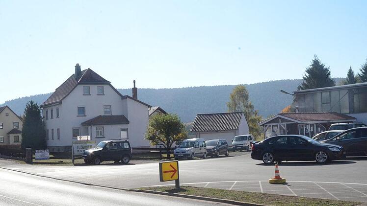 An dieser exponierten Stelle an einer Tankstellen Zu- und -ausfahrt sieht der Ausschuss für Bau-, Stadtentwicklung- und Wirtschaft eine große Verkehrsbeeinträchtigung durch die geplante Errichtung zweier Werbetafeln und verweigerte das gemeindliche Einvernehmen. K.-H. Hofmann