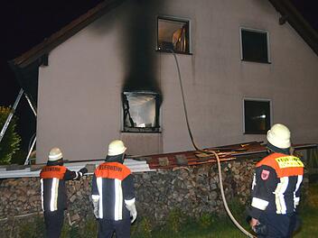 Die Feuerwehr löschte bis zum frühen Morgen die Glutnester beim Wohnhausbrand in Oerlenbach im Juli  2018. Foto: Peter Rauch