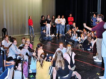 Die Kinder proben für eine Tanzszene im Kurtheater mir Regisseur Till Kleine-Möller. Werner Vogel