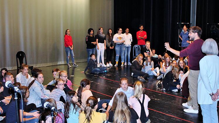 Die Kinder proben für eine Tanzszene im Kurtheater mir Regisseur Till Kleine-Möller. Werner Vogel