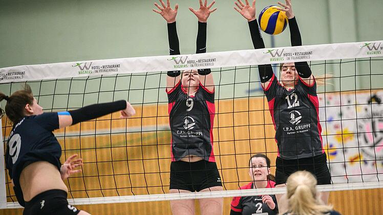 Sandra Ulrich (Nummer 9) und Sophie Meyer (12) haben mit den Young Volleys durch die Niederlage in Regenstauf den Sprung auf Platz 1 der Bayernliga Nord verpasst. Foto: Alexander Muck