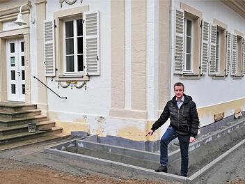 Bad Bocklets Kurdirektor Thomas Beck zeigt auf die Außenarbeiten am Brunnenbau mit den neu angelegten Becken für die künftigen Schmuckbeete. Foto: Sigismund von Dobschütz