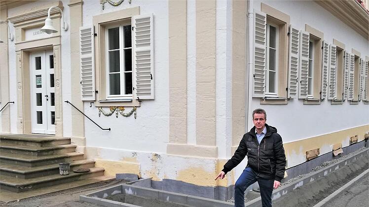 Bad Bocklets Kurdirektor Thomas Beck zeigt auf die Außenarbeiten am Brunnenbau mit den neu angelegten Becken für die künftigen Schmuckbeete. Foto: Sigismund von Dobschütz