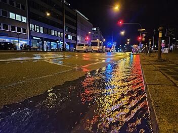 Rohrbruch bei Minusgrade: Straße in Nürnberg steht plötzlich unter Wasser