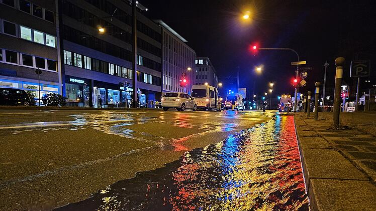 Rohrbruch bei Minusgrade: Straße in Nürnberg steht plötzlich unter Wasser