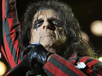Auch wenn es in letzter Zeit ruhiger um Alice Cooper geworden ist: Seine Fans begeisterte der Schock-Rocker am Sonntagabend mit einer wilden Horror-Show in Lichtenfels. Fotos: Matthias Hoch