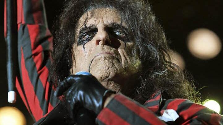 Auch wenn es in letzter Zeit ruhiger um Alice Cooper geworden ist: Seine Fans begeisterte der Schock-Rocker am Sonntagabend mit einer wilden Horror-Show in Lichtenfels. Fotos: Matthias Hoch