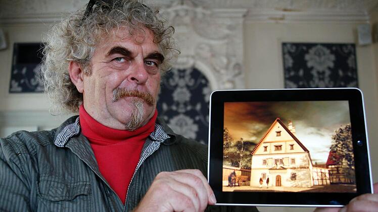 Ralph Kloos präsentiert unter dem Stuck des Domherrenhofs eine Ansicht des Malefizhauses aus dem virtuellen Museum. Foto: Matthias Hoch