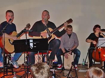 Die neue Band mit dem unbewöhnlichen Namen "foUr" besteht aus (von links) Philipp Kirchner (18), Vater Willi Kirchner (52), Frank Wehner (41) und Lena Wolf (26). Foto: Sigismund von Dobschütz