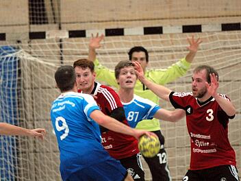 Die Handballer der TSH Philipp Wolf, Jonas Hirning (Nr. 3) und Torwart Adrian Schauer legten nach einer starken ersten Hälfte gegen Regensburg nicht nach und spielten nur unentschieden.Foto: herzopress