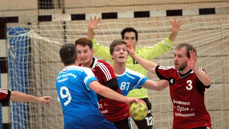 Die Handballer der TSH Philipp Wolf, Jonas Hirning (Nr. 3) und Torwart Adrian Schauer legten nach einer starken ersten Hälfte gegen Regensburg nicht nach und spielten nur unentschieden.Foto: herzopress