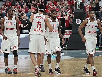 Entt&auml;uscht verlassen die Bamberger (von links) Trevor Mbakwe, Josh Duncan, Brad Wanamaker und Ryan Thompson nach Spielende das Parkett der Brose Arena. Fotos: sportpress