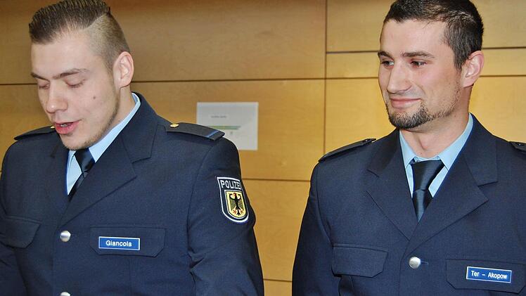 "Wir sind jetzt Cops": Die Lehrgangsabsolventen Robert Giancola (links) und Vartan Ter-Akopow blickten humorvoll auf die Ausbildungszeit zurück. Foto: Sigismund von Dobschütz