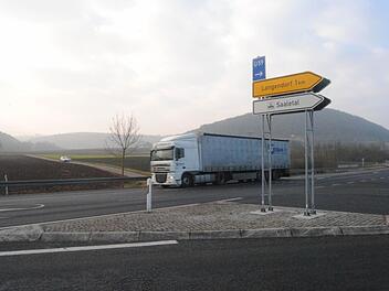Eklat um geplantes Großprojekt: Nahe der Autobahnauffahrt Langendorf sollen Gewerbegebiet und Kreisverkehr entstehen. Bei der Bürgerversammlung wurde heiß diskutiert, rund 20 Langendorfer verließen schließlich das Pfarrheim.  Foto: Archiv /Dünnebier