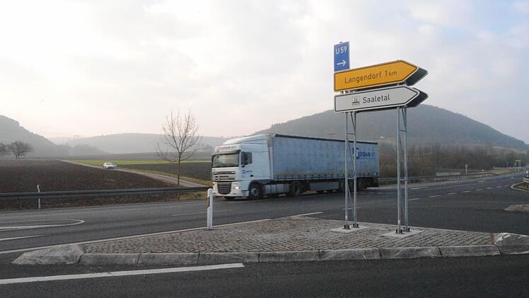 Eklat um geplantes Großprojekt: Nahe der Autobahnauffahrt Langendorf sollen Gewerbegebiet und Kreisverkehr entstehen. Bei der Bürgerversammlung wurde heiß diskutiert, rund 20 Langendorfer verließen schließlich das Pfarrheim.  Foto: Archiv /Dünnebier