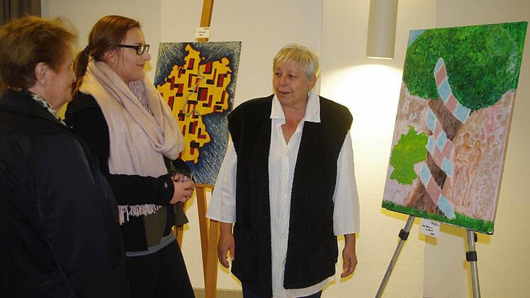: (von links) Sigrid Hanke stellte ihrer Künstlerkollegin Kathrin Nowitzki sowie weiteren Gästen ihre Werke vor.  Foto: Heike Schülein