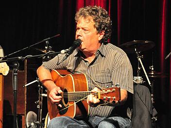 Ignaz Netzer (im Bild), einer der besten Bluesmusiker, hatte nicht nur die Künstler für die 7. Haßfurter Bluesnacht ausgesucht. Er begeisterte auch als Solist und im Duo mit Christian Willisohn. Fotos: Ulrike Langer