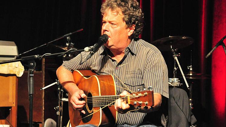 Ignaz Netzer (im Bild), einer der besten Bluesmusiker, hatte nicht nur die Künstler für die 7. Haßfurter Bluesnacht ausgesucht. Er begeisterte auch als Solist und im Duo mit Christian Willisohn. Fotos: Ulrike Langer