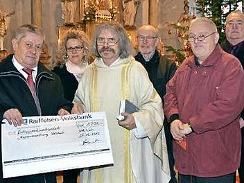 Die Sängerrunde Welitsch spendet 1200 Euro für St. Anna. Bei der Scheckübergabe v. l. Rüdiger Detsch, Silvia Peter, Pater Helmut Haagen, Hans Konrad, Hilmar Fiedler und Reinhard Horn Foto: K.-H. Hofmann
