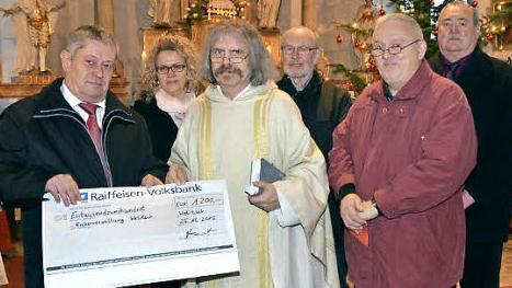 Die Sängerrunde Welitsch spendet 1200 Euro für St. Anna. Bei der Scheckübergabe v. l. Rüdiger Detsch, Silvia Peter, Pater Helmut Haagen, Hans Konrad, Hilmar Fiedler und Reinhard Horn Foto: K.-H. Hofmann