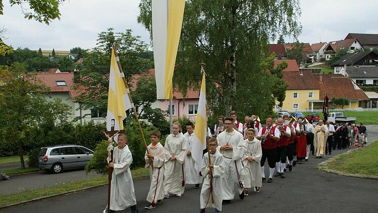 Mit Fahnen und Blaskapelle zogen Geistlichkeit und Ehrengäste zum Jubiläumsgottesdienst in die Kirche St. Johannes der Täufer ein.