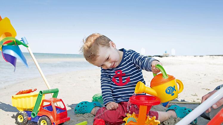 Die Ostsee mit ihren leicht abfallenden Stränden ist nur einen Katzensprung entfernt. Foto: djd/Probstei Tourismus Marketing/Agentur SECRA, Neustadt