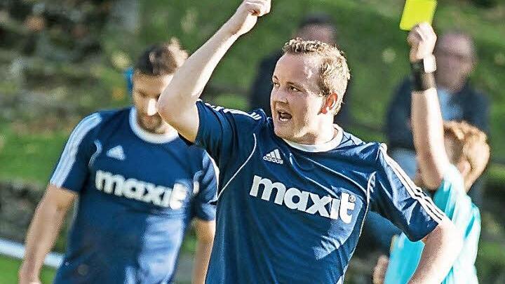 Timo Jahrsdörfer schimpft auf den Schiedsrichter, der seinem Mannschaftskameraden Patrick Sudol die Gelbe Karte zeigt. Ab sofort ist Jahrsdörfer spielender Assistenz-Trainer. Foto: Alexander Muck